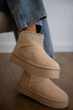 Manon Cosy Boots - Beige 
LA V STORE
