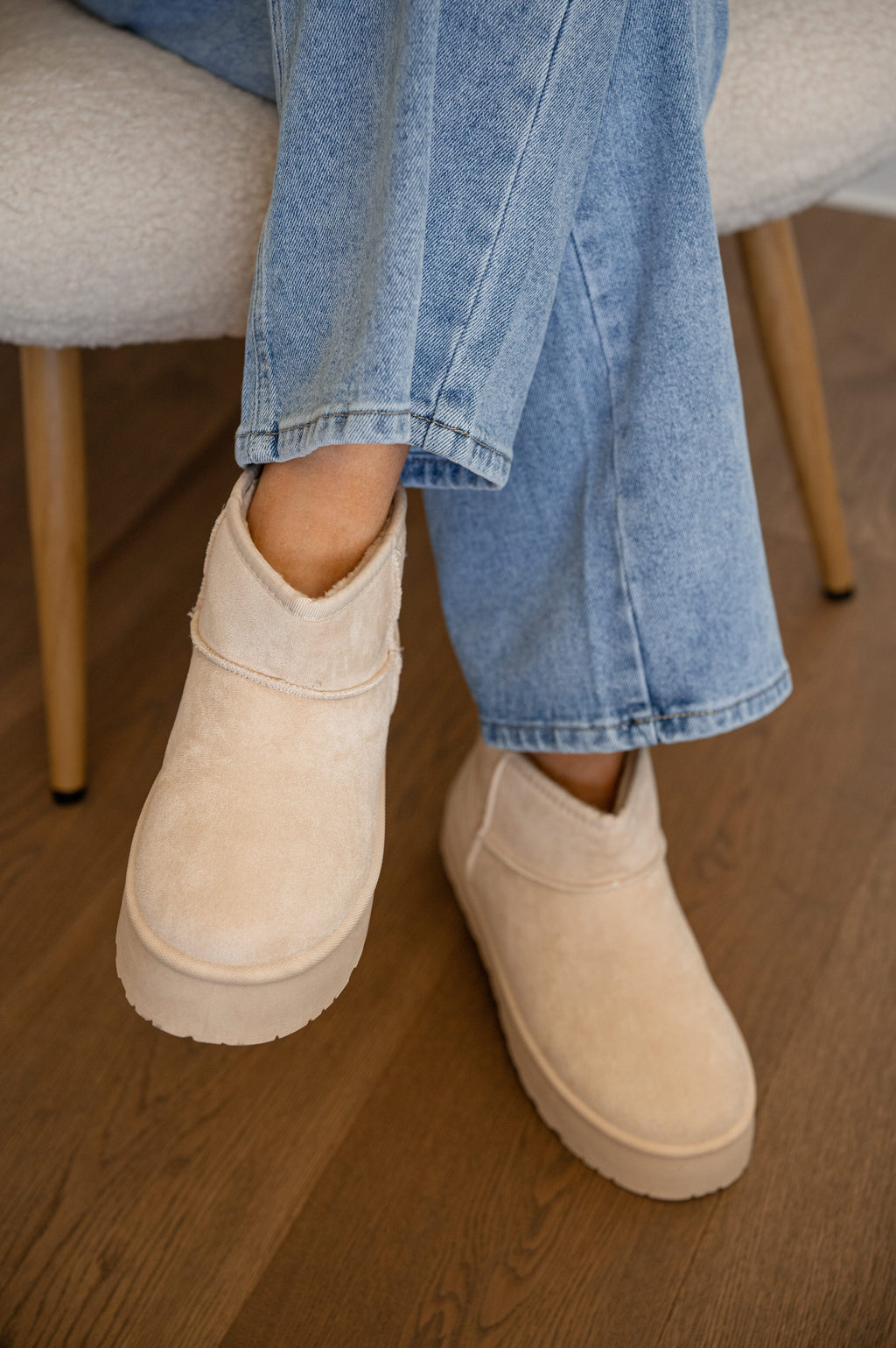 Manon Cosy Boots - Beige 
LA V STORE