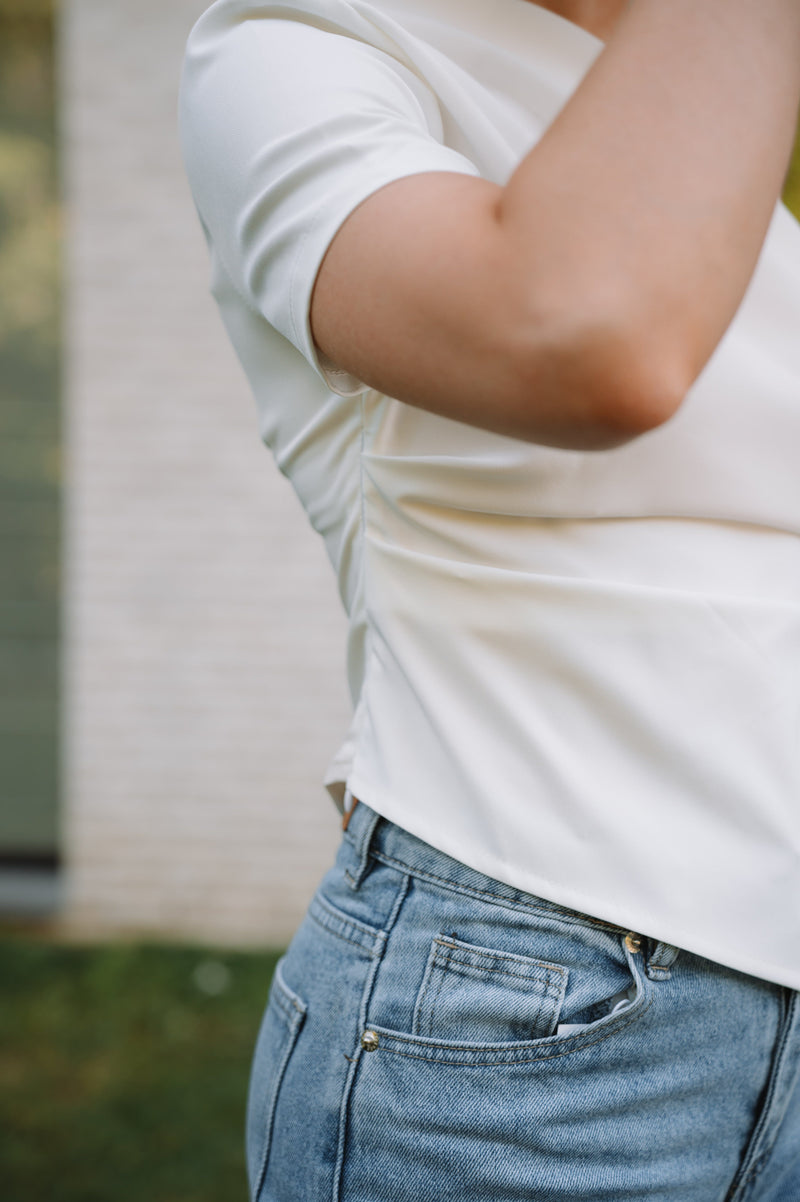 Faye Top - White
LA V STORE