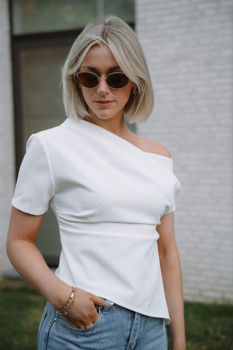 Faye Top - White 
LA V STORE