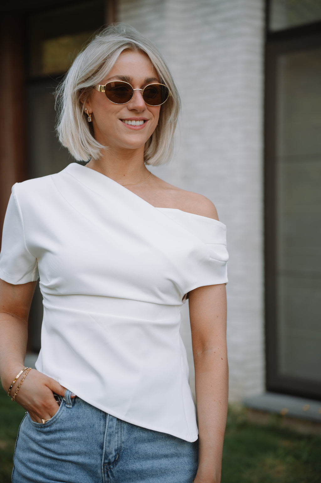 Faye Top - White
LA V STORE