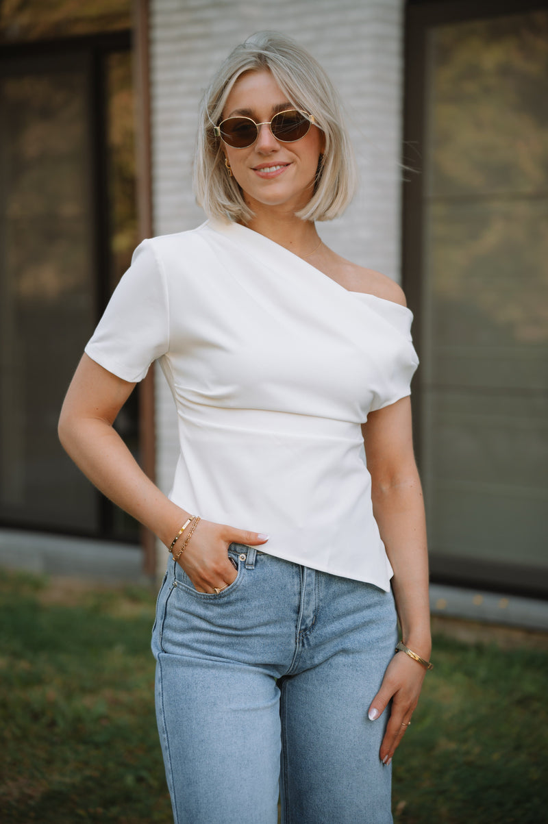 Faye Top - White
LA V STORE