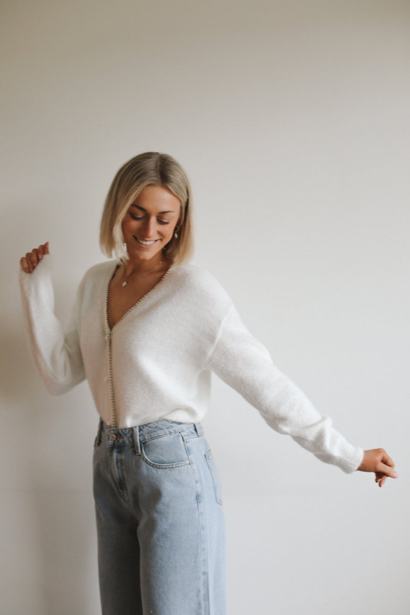 Lova Pearl Knit - White
LA V STORE